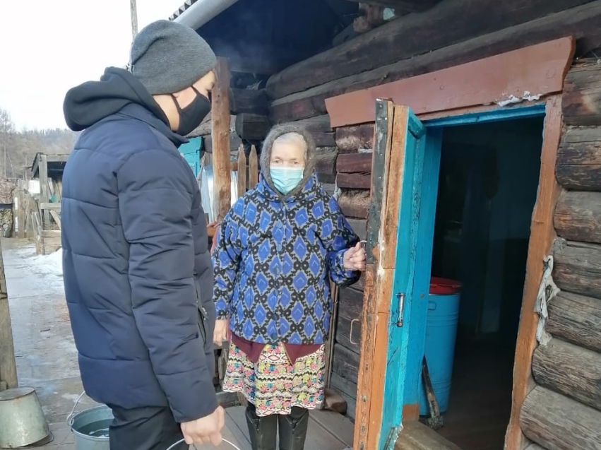 ​Доставку воды для пожилых жильцов частного сектора в Тунгокоченском районе организовали добровольцы  